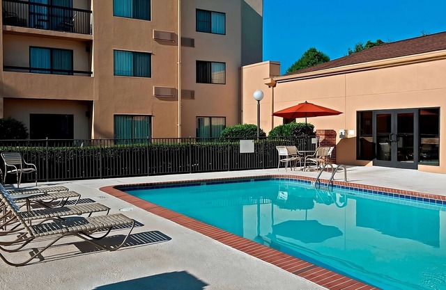 Modern Unit w/Balcony, Near PNC Pavilion, Outdoor Pool, Gym & Pet-Friendly