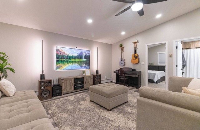 Modern Upstairs Apartment Near Airport, Shopping Centers and Trails Unit #A