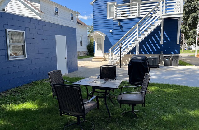 Modern Upstairs Rental Apartment, Close To Lake Michigan
