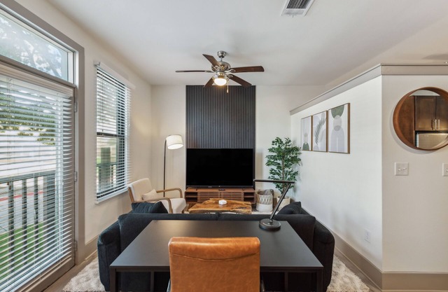 Modern Uptown Gem. Free Parking. Pet Friendly!