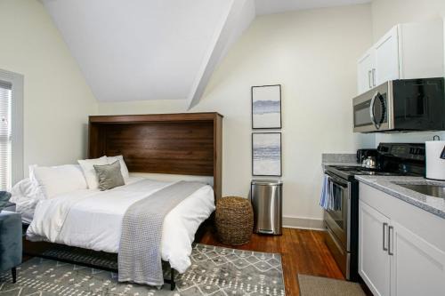 Modern Victorian Studio - Steps to Cleveland Clinic