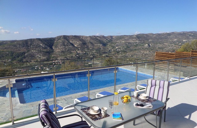 Modern villa 5 en suite Bed-set in Troodos foothills-private pool-stunning views