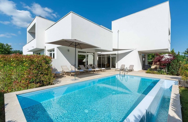 Modern Villa with Heated Indoor and Outdoor Pool for up to 8 Guests