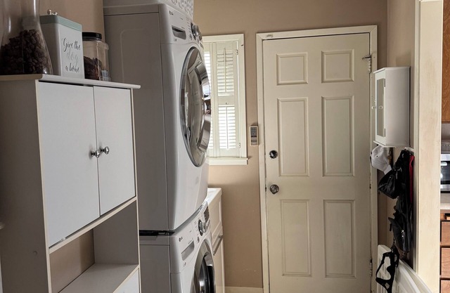 Modern Vintage Charm 2-bedroom house in wonderful Stockton with AC