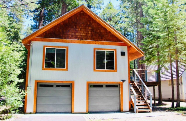 Modern West Shore Chalet - Walk to the Beach