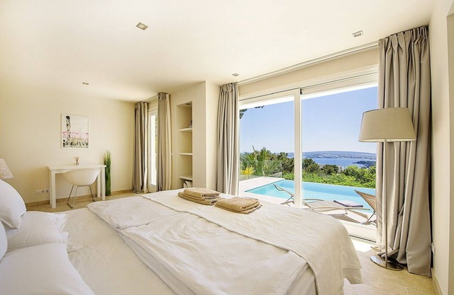 moderne Villa mit Pool und Meerblick in Portals Nous