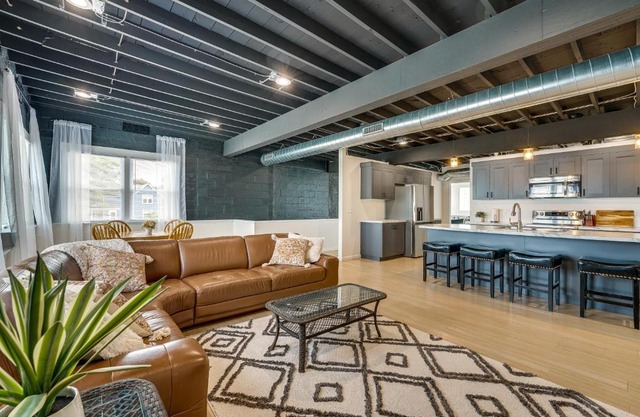 Modernized St Clair Apartment Walk to Boardwalk!