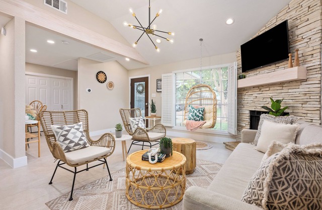 Modernly Renovated Family Home w/Double Swing, 4TVs, Pets OK & Backyard Firepit
