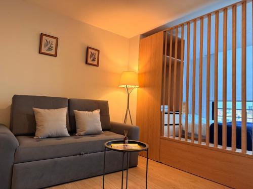 Moderno Loft Urbano con Balcón