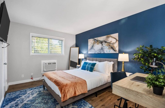 Modish 1BD:AT&T Walkable & In the heart of it ALL!