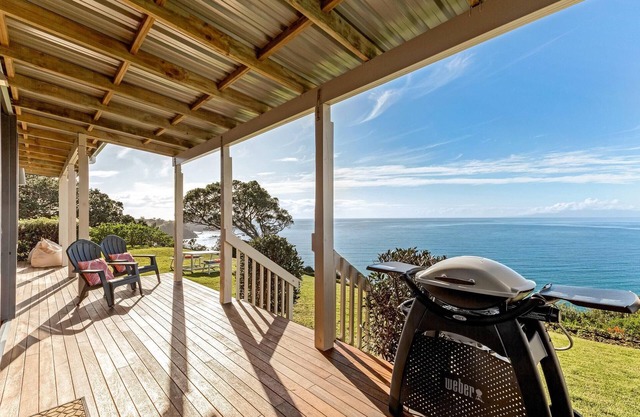 Moeraki - Private walkway to Onetangi Beach - Modern 3 Bedroom Home with Onetangi Beach Access