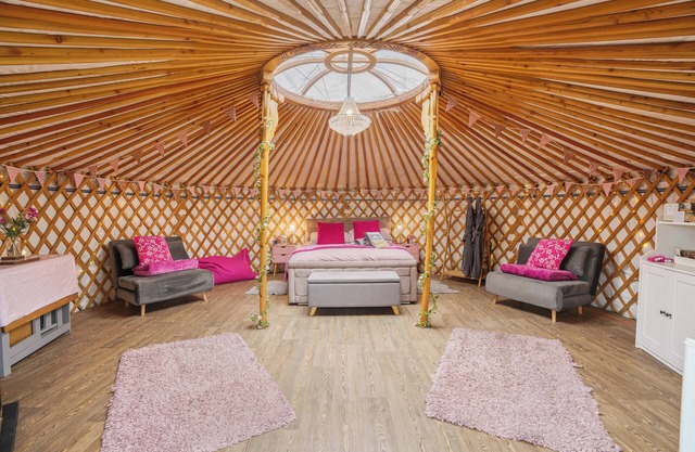 MOET Luxury Heated Yurt with Private Hot Tub