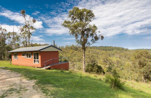 Moffat Falls Cottage overlooking waterfalls and mountains