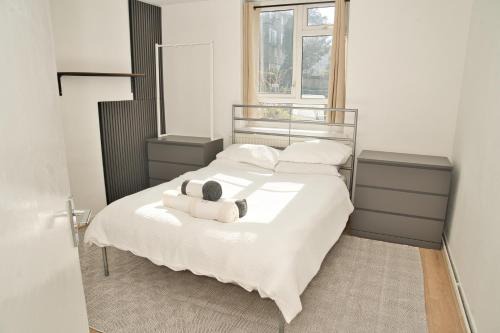 Moments Made Here, Spacious Swiss Cottage with 4 Bedrooms, Sleeps 10, Free WiFi