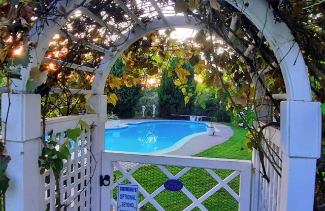 Monet HoneymoonSuite Elegant Lrg 2rm w/balcony in villa/Mountn~pasture-pool view