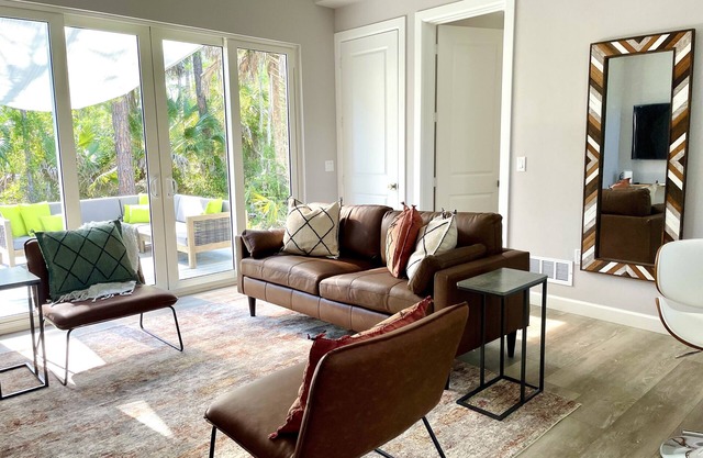 Moninanu - Modern Wooded Cottage in North Naples