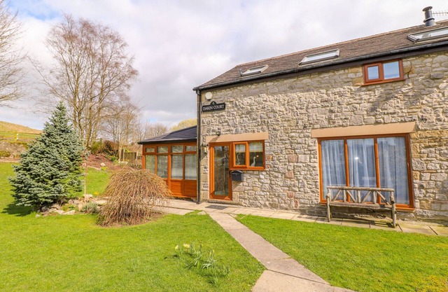 MONK'S COTTAGE, pet friendly, with hot tub in Buxton