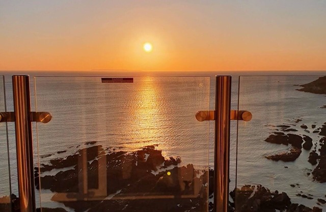 Montagu Steps 3 bedroom apartment with sea views