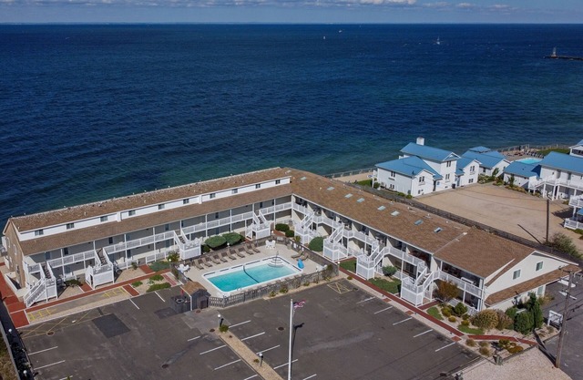 MONTAUK Condo ~ Stunning Sunsets & the Sea at your Doorstep