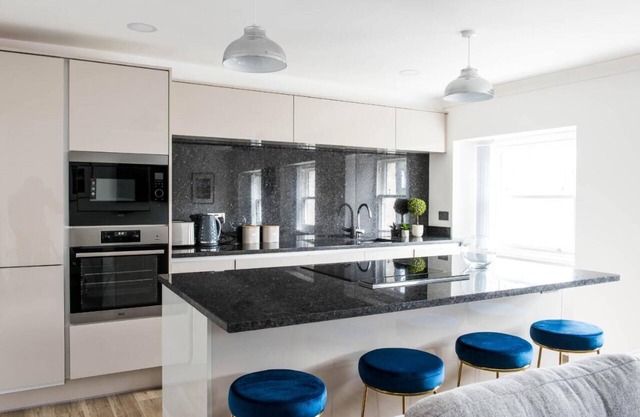 Monterey Residence - Stunning, Duplex Apartment in the Heart of Kendaln