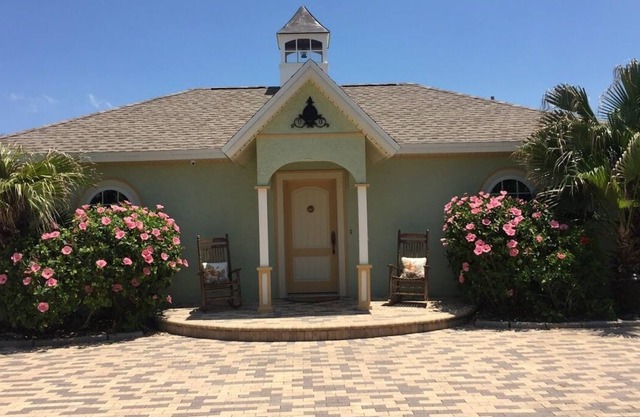 Monthly Rental Oceanfront Cottage Retreat, Spectacular 100 Ft Of Private Beach