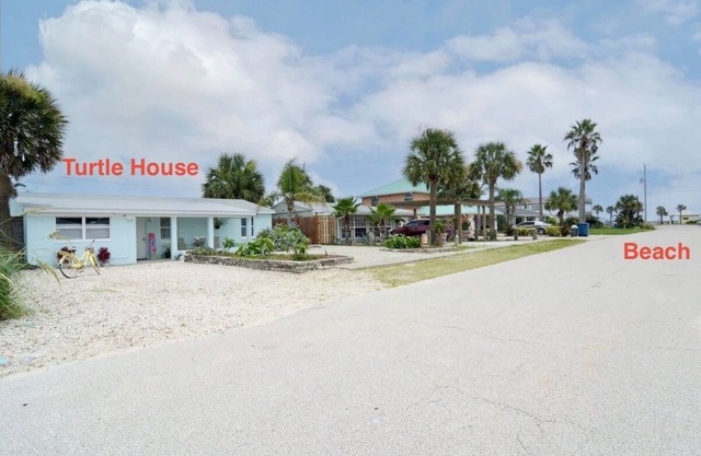 Monthly specials !Steps from the beach - PET FRIENDLY!