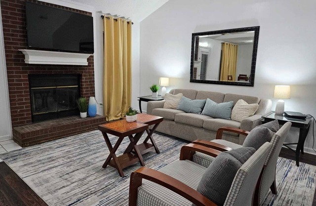 MONTHLY STAYS-3 Bedroom and 1 Car garage-near BARTLETT-Comfortable & Convenient.