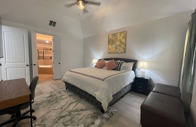 MONTHLY STAYS- Luxury 5 BR - Home with Lots of Space
