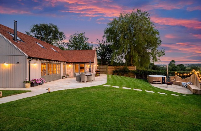 Moon Cottage - Three Bedroom House, Sleeps 8