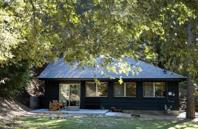 Moon Haus . chic. cozy - entire house with yard nestled in the mountains.