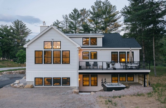 Moon Meadow Farmhouse: luxury getaway w/hot tub
