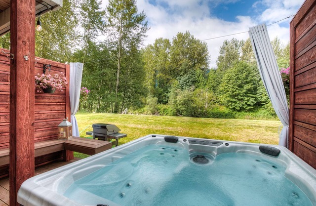Moon River Suites 3 - on River, Private Hot Tub, Downtown by North Bend Escapes