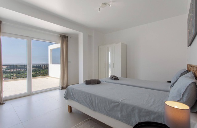 'Moon' Room with Mountain View, Shared Pool and Wi-Fi Access