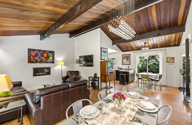 Moondance - Contemporary Riverfront Home