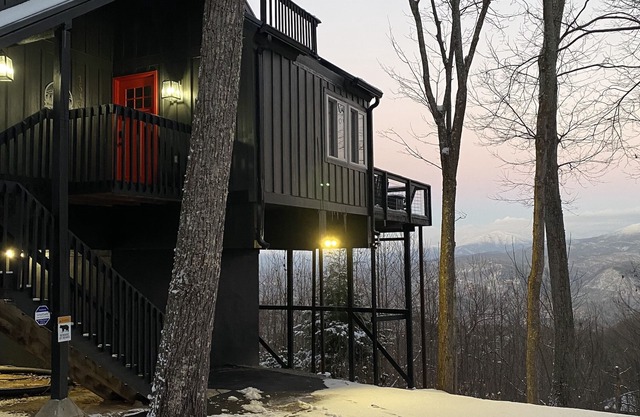 MoonDancer Chalet - Surreal views of Mt. LeConte/Downtown Gatlinburg 2BR/2BA