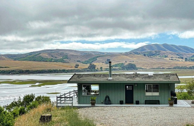 Moonrise | Charming Retreat w/Privacy & Lake View