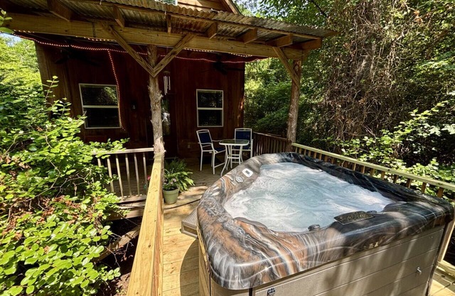 MoonRiver Romantic Lake Escape: HOT TUB & FIre Pit