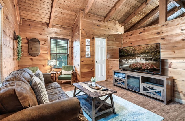 Moonshine Ridge- 5.5 Miles to Smokies!