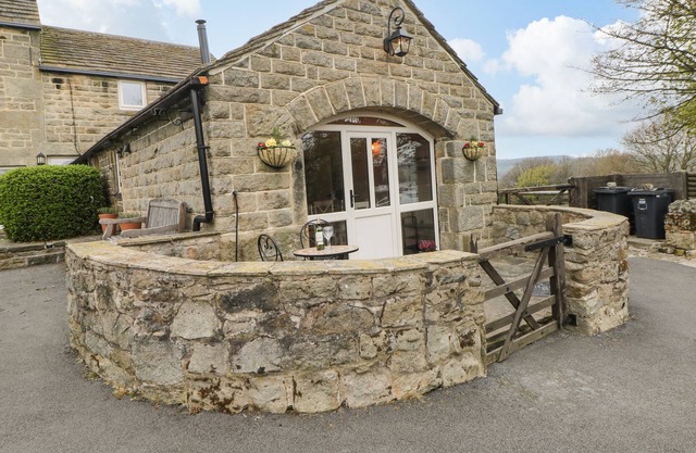 MOOR HOUSE FARM COTTAGE, romantic, with open fire in Stocksbridge
