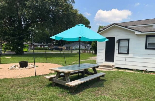 Moore Manor-heart of Tomball- fire pit, sleeps 5