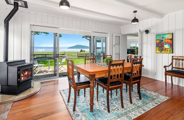 MOORVIEW (ACROSS THE LAWN AND INTO THE LAKE WITH YOUR SUP)