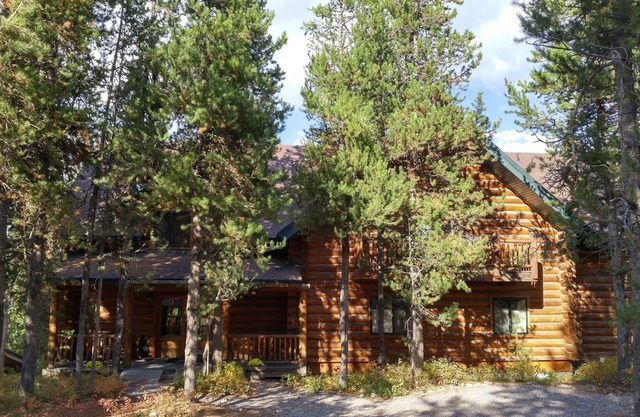 Moose Hoose-7 bedroom/5 bath. Only 25 minutes to Yellowstone NP. Sleeps 20-30.