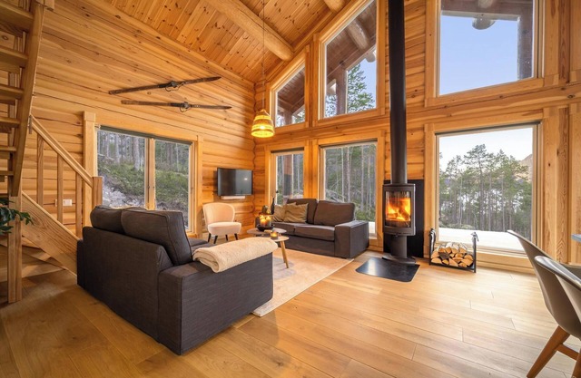 Moose Lodge is an atmospheric, luxurious, and modern home for 6 people with a beautiful view of the lake.
