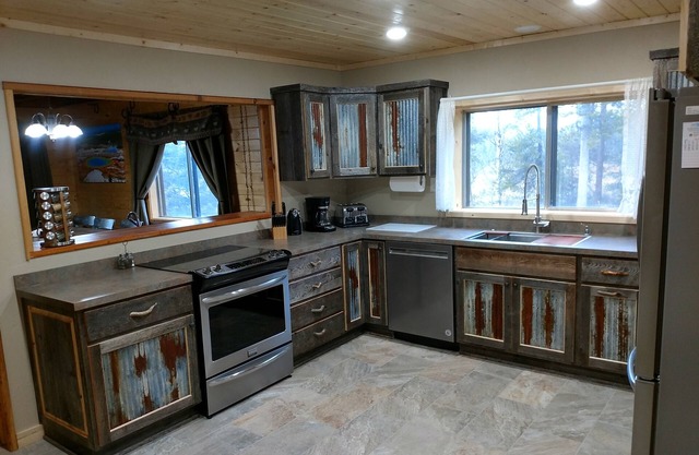 Moose View Lodge 3 bedroom 3 bath cabin with mountain view's and hot tub.