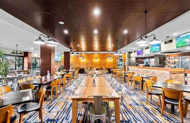 Morayfield Tavern & Motel