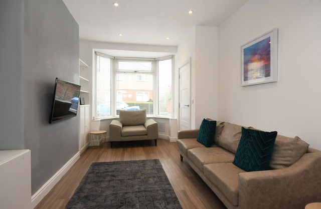 Morden house close to City centre & The Peaks