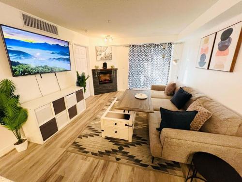 Mordern 2BedRoom Downtown Apt with Free Parking & Wifi