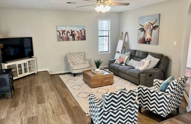 More Cowbell - Spacious House with Privacy Minutes to Campus
