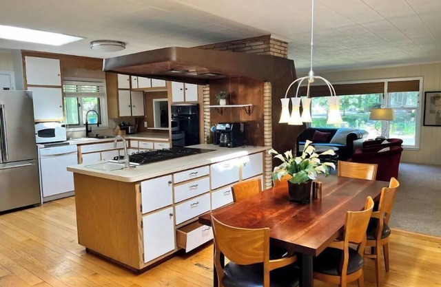 Morningside mid century near restaurants & lakes