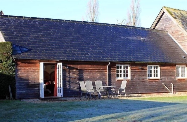 MORNINGSIDE, pet friendly, character holiday cottage in Romsey